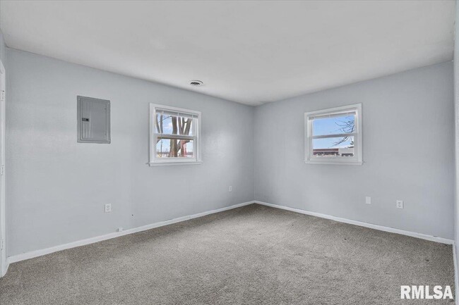 Building Photo - 925 2nd Ave E