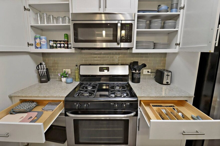 Building Photo - 255 N Addison Ave