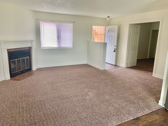 Building Photo - 3 Bedroom 2 Bath Home
