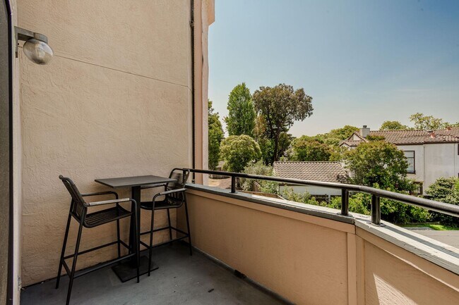 Building Photo - EPIC REA:End-Unit & Top 2 Floor (Penthouse...