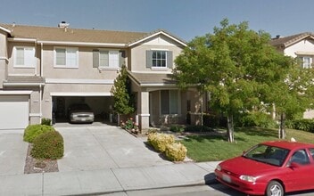 Building Photo - 3 Bedroom 2.5 Bathroom Townhouse
