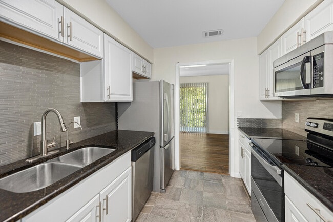 Building Photo - 115 Country Club Dr