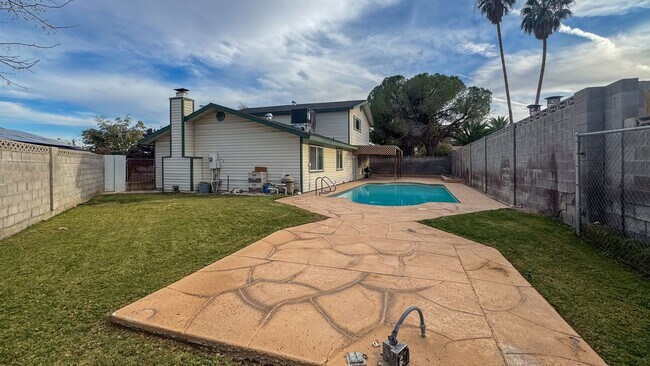 Building Photo - Move-In Ready 3-Bedroom with Pool / Lawn and Pool Service Included!