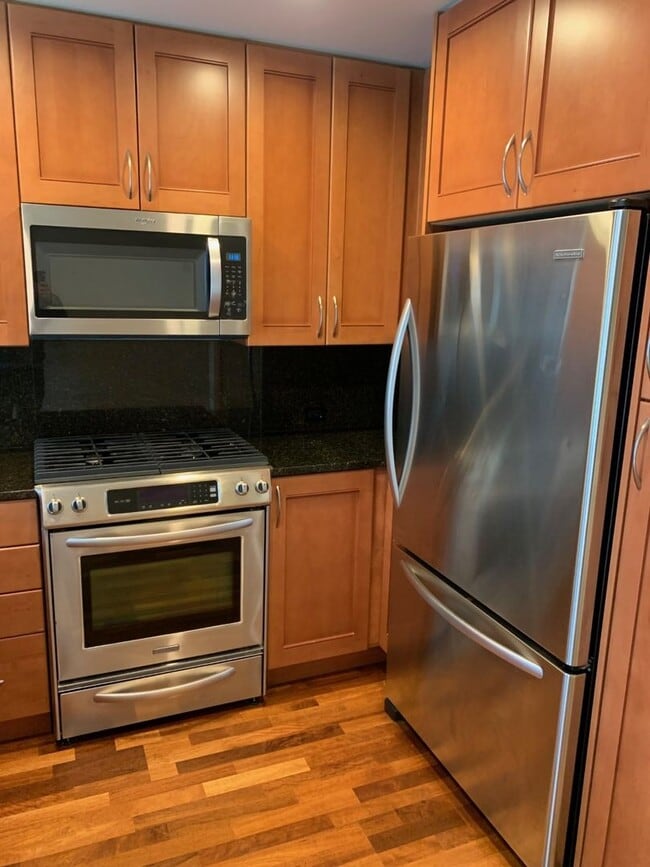 Building Photo - Bellevue Washington Square. One bed, One full bath. 1 Reserved parking. 17th floor. Concierge