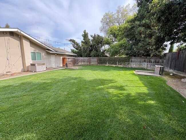 Building Photo - NW Visalia Home Near Country Club Available Now! *Private Showing Only*