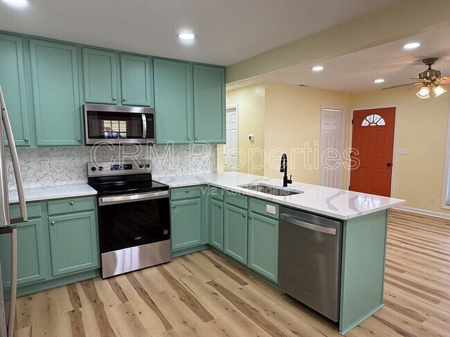 Building Photo - 808 Maumee Dr