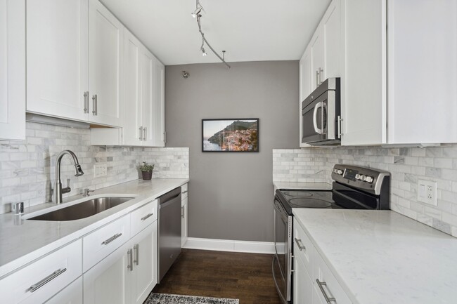 Building Photo - 345 N La Salle Dr