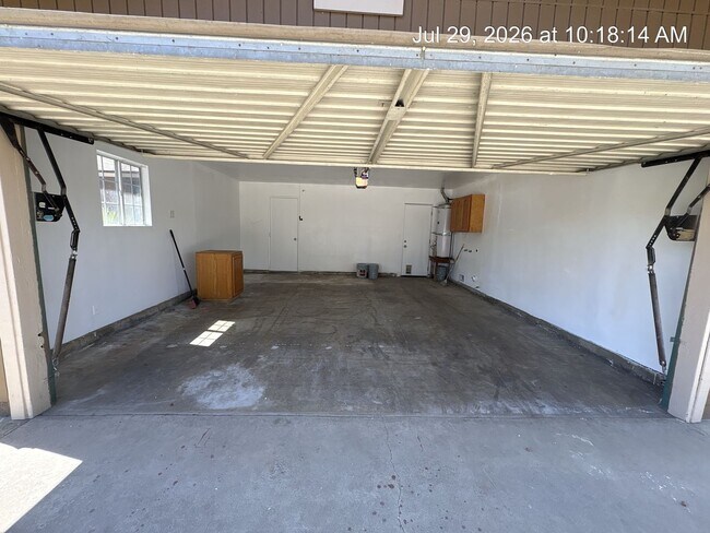 Building Photo - North Side Visalia Home!!