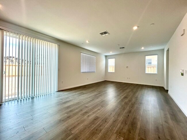 Building Photo - Beautiful Newer 4 Bedroom 3 Bathroom with ...