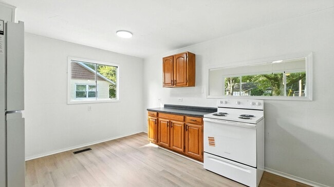 Building Photo - New 3 bedroom listing!