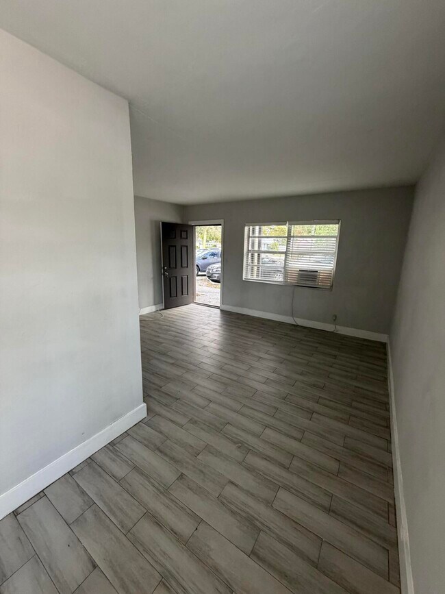 Building Photo - 2722 Poinsettia Ave