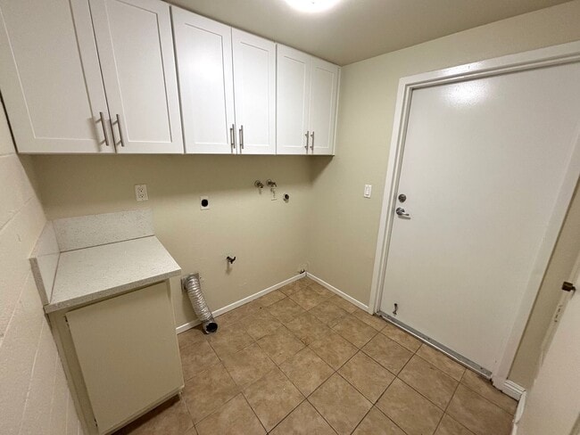Building Photo - Turnkey 3 bedroom, 2.5 bathroom condo avai...
