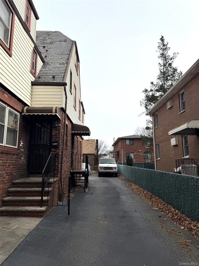 Building Photo - 40-17 194th St