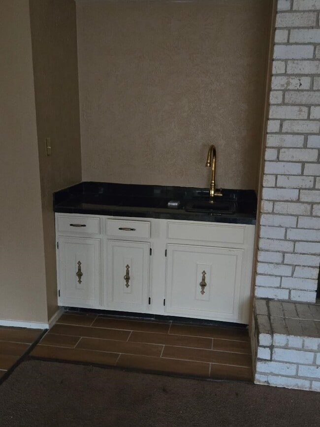 Building Photo - 8526 Quailcrest Dr