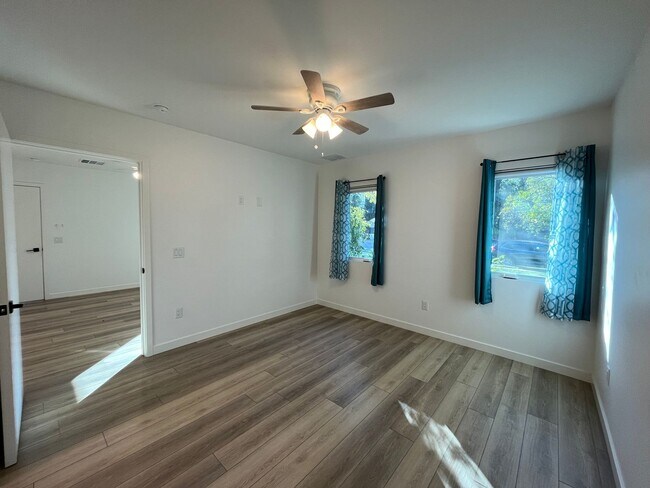 Building Photo - Upgraded Woodland Hills 2+2.5 plus 2 bonus rooms and Studio Guest House with kitchen and full bath!!