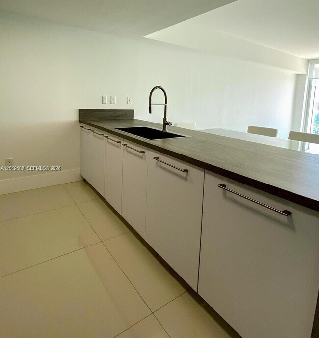 Building Photo - 400 Sunny Isles Blvd