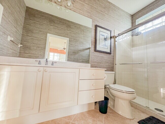 Building Photo - "Luxurious 3-Bedroom Bradenton Retreat with Granite Elegance & Guest Suite -