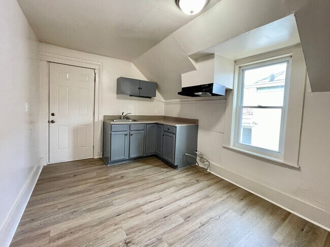 Building Photo - 718-720 E Grape St.