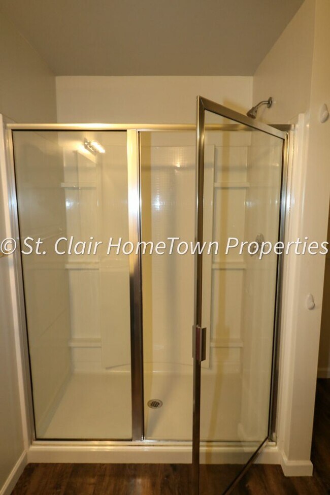 Building Photo - Spacious 4 Bedroom Home in Fox Hollow