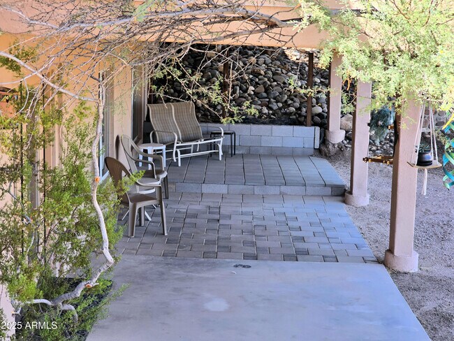 Primary Photo - 1290 W Cherokee Ln
