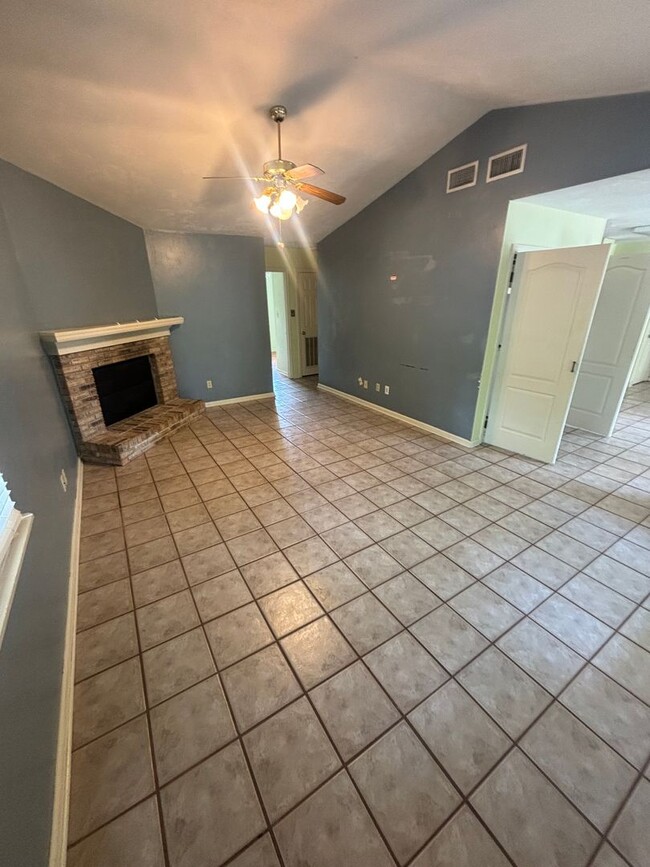 Building Photo - 3 bedroom 2 bath in a cute neighborhood.