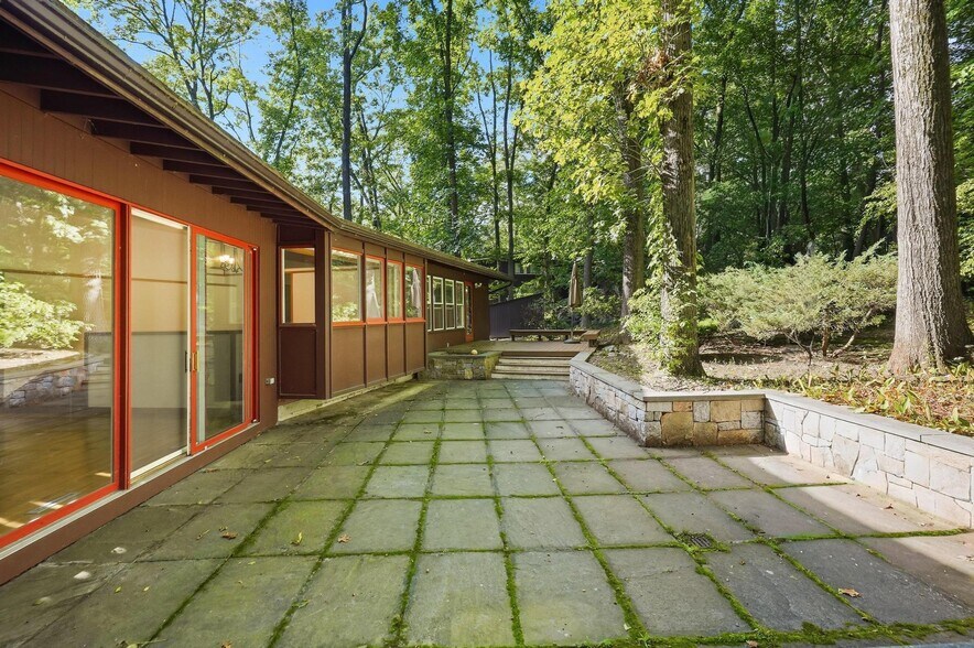Building Photo - 30 Peacock Farm Rd