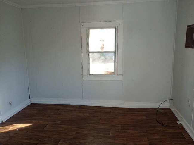 Building Photo - "Charming 2-Bed Oasis on River Street - Perfect Blend of Comfort & Convenience in Laurens!"