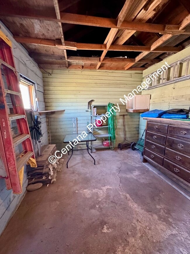 Building Photo - Huge 3 bedroom house with 2 bonus rooms an...