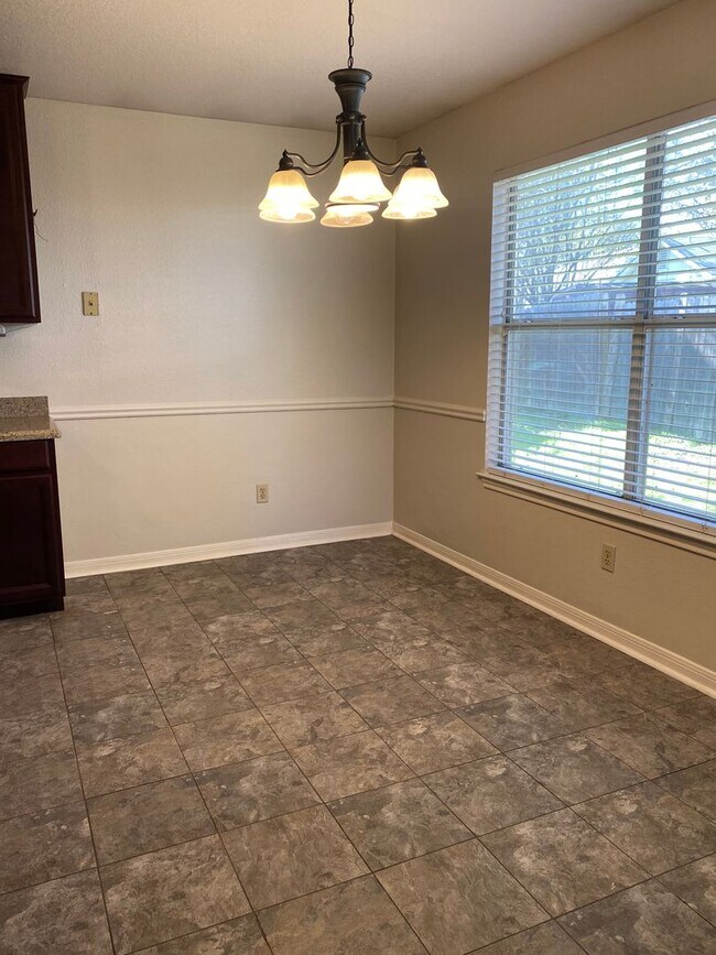 Building Photo - UPDATED 3 BEDROOM, EASY COMMUTE