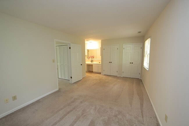 Building Photo - Charming Townhome in Desirable Summerfield...
