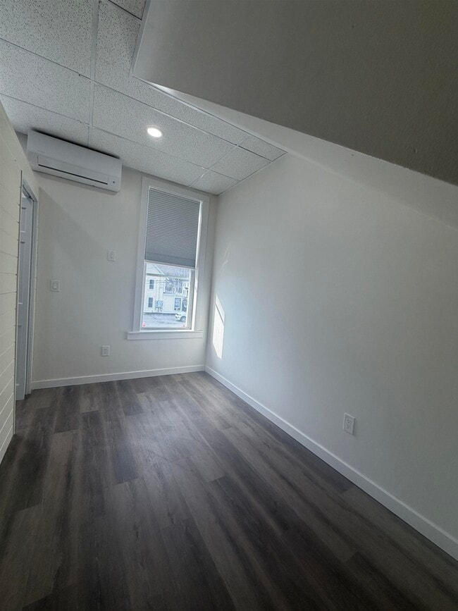 Building Photo - 158 Main St