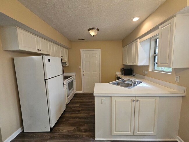 Building Photo - 3 Bedroom, 2 Bathroom Home in Kings Charter