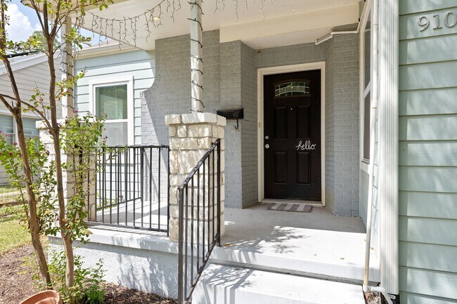 Building Photo - UT PRE-LEASE: 4 bed / 2 bath North Campus ...