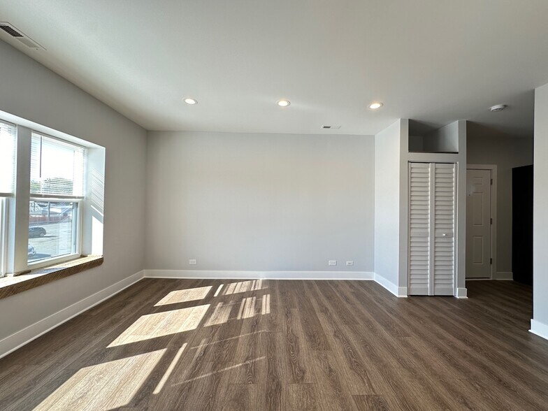 Building Photo - 3358 W Montrose Ave