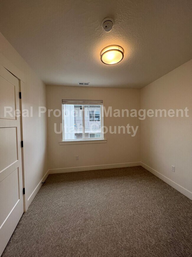 Building Photo - Newer American Fork Townhouse