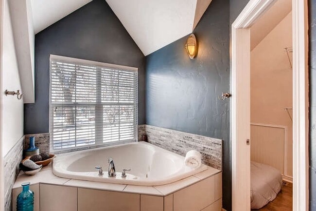 Building Photo - 420 W Oak St