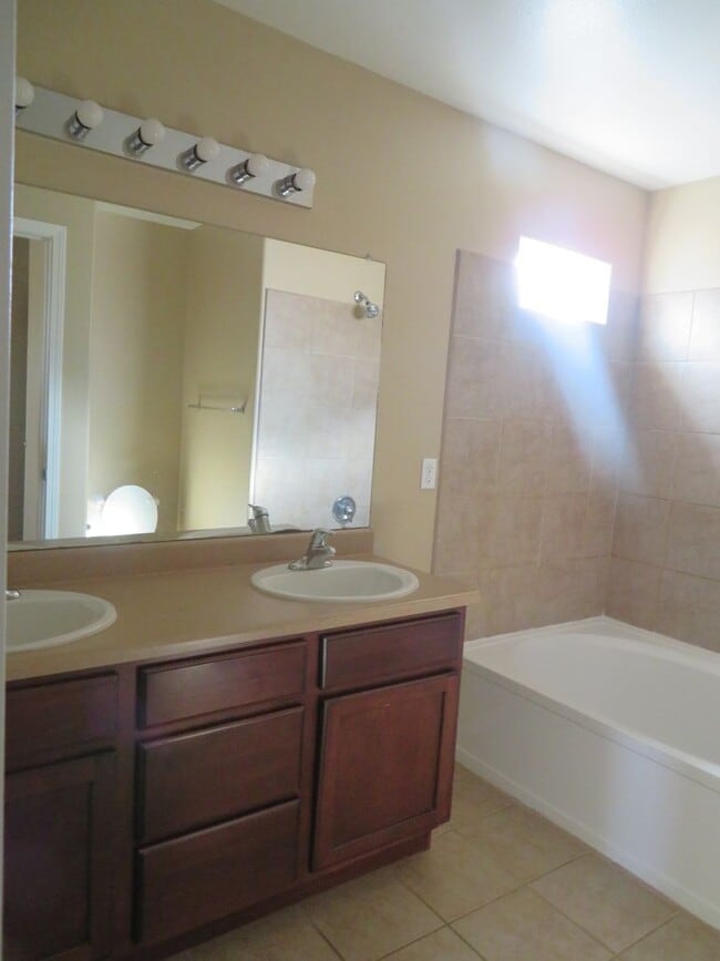 Building Photo - Clean 3 Bedroom, 2.5 Bath Home for Rent