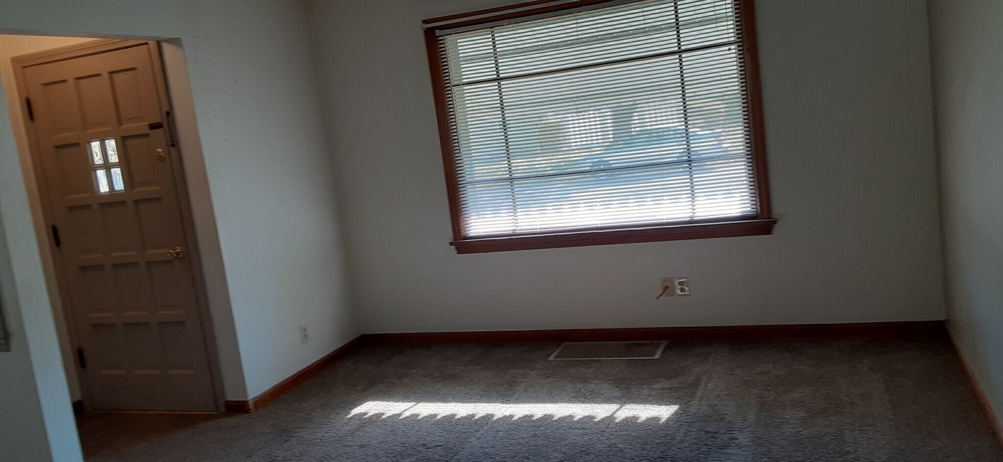 Building Photo - 2048 Oakland Pky