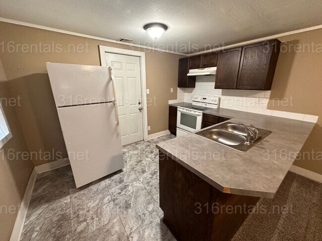 Building Photo - $625 - 1 bed 1 bath - Single Family Home secluded in the back of the main home 742 Hendryx