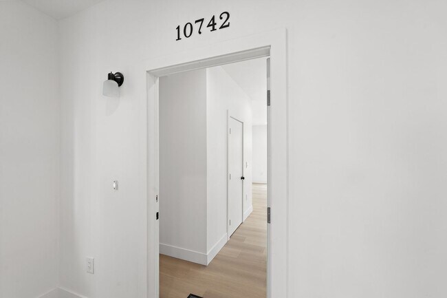 Building Photo - 10742 Hortense St