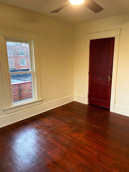 Building Photo - 889 N Main St