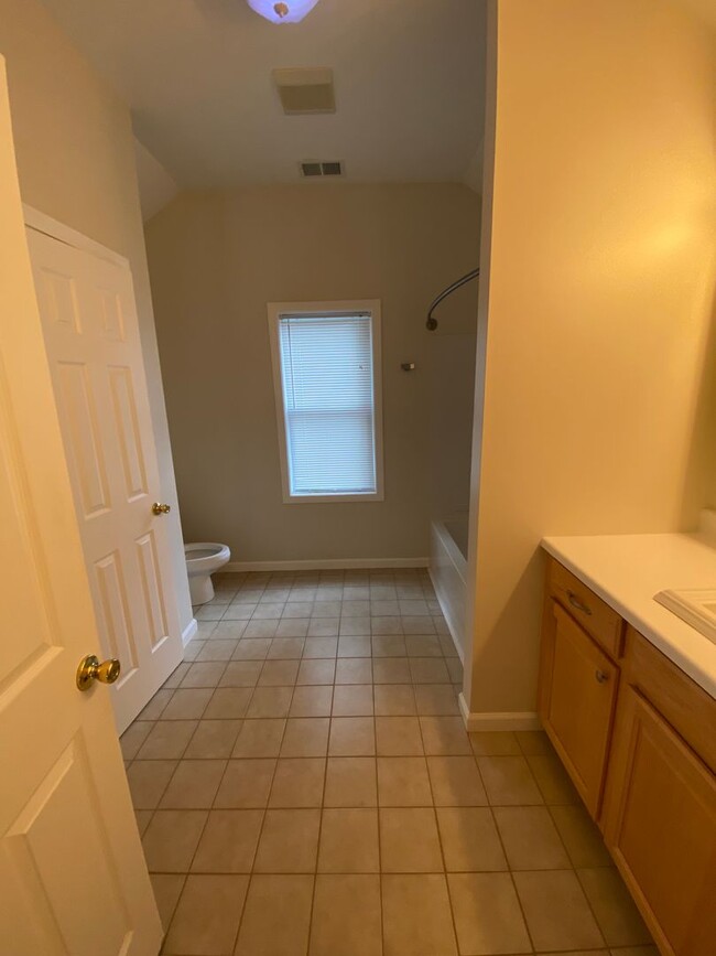 Building Photo - *SINGLE FAMILY RENTAL!* 3BR 1.5BA Right by...