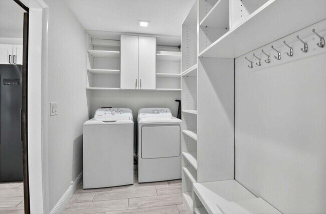 Building Photo - 714 SW 25th Ave