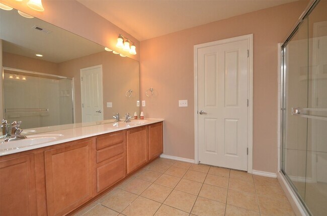 Building Photo - 915 Butterfly Ln