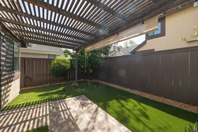 Building Photo - Gorgeous 2 Bedroom Townhouse in the Heart of Mira Mesa!