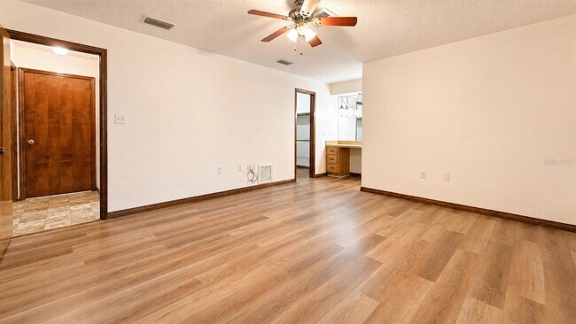 Building Photo - 35025 Raintree Dr