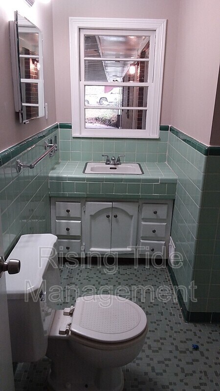 Building Photo - 316 20th Ave NE