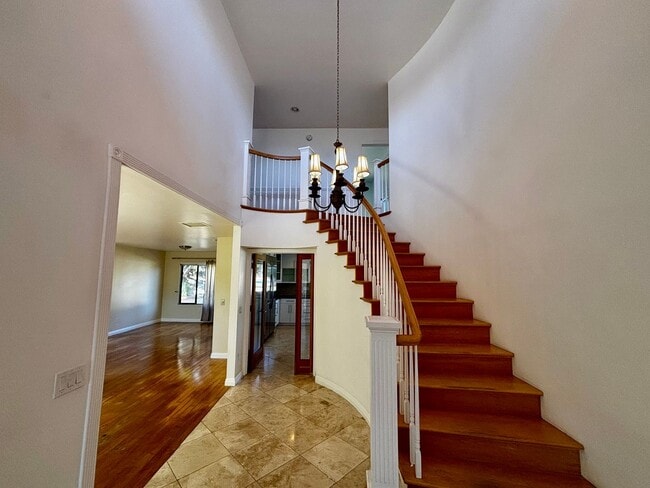 Building Photo - Beautiful La Jolla Alta Home! First Month's Rent Move in Promotion!