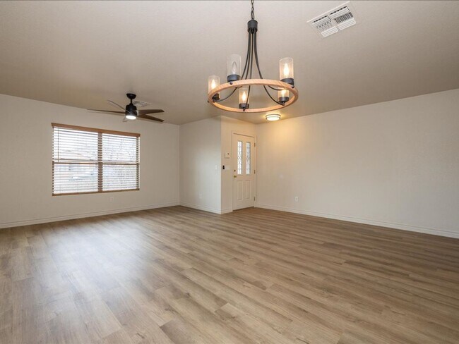 Building Photo - 3 Bedroom 2 Bathroom with Den