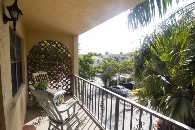 Building Photo - 917 NE 16th Ave